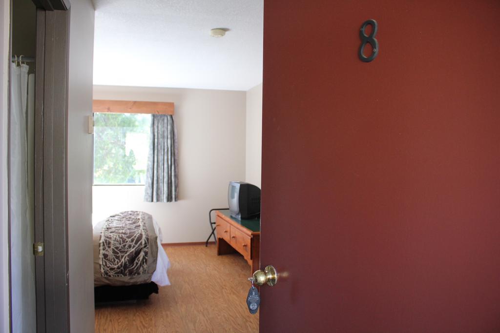 The Bamfield Motel Salmon Beach ภายนอก รูปภาพ
